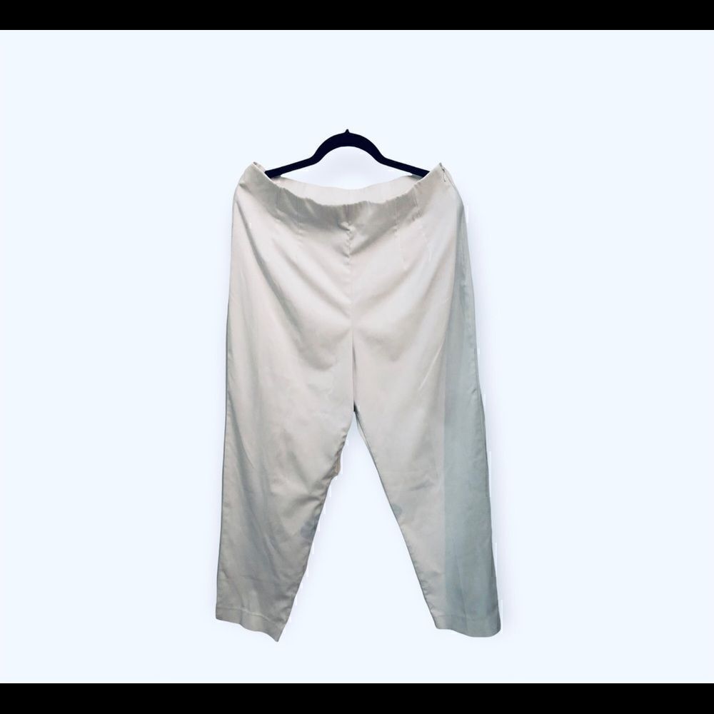 Women’s white Briggs New York ankle pant with hidden side zipper.